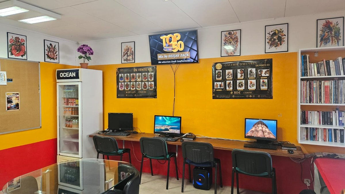 Intérieur du magasin avec le cyber-café